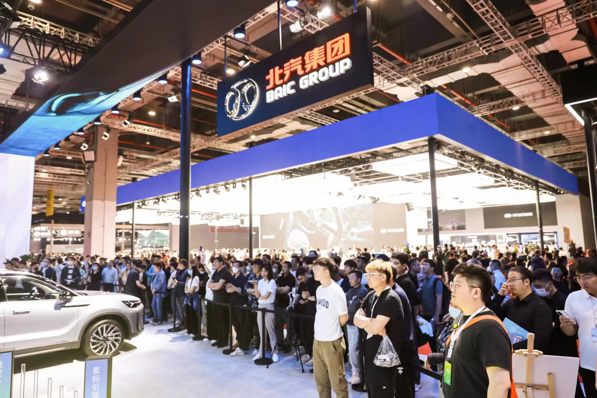 立足中国谋篇世界,北汽集团"战舰"闪耀上海车展