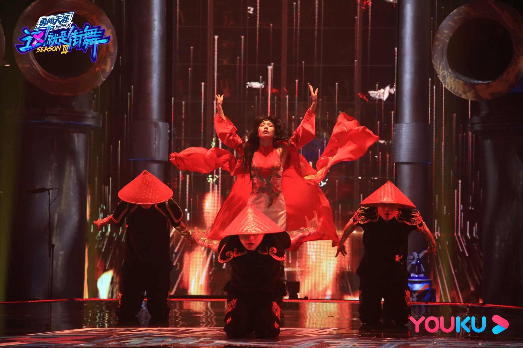《这!就是街舞》第三季火舞台热力喷发,队长领衔齐舞大秀燃炸战队之魂