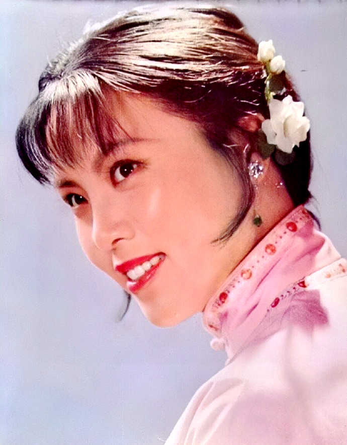 著名艺术家李元华露面,影戏歌多栖发展,曾登上《大众电影》封面