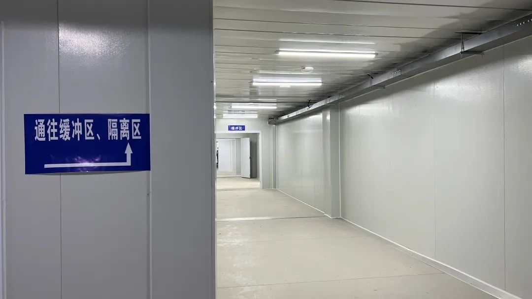 隔离区进口处的消杀缓冲区能够最大程度保护医护人员的安全.