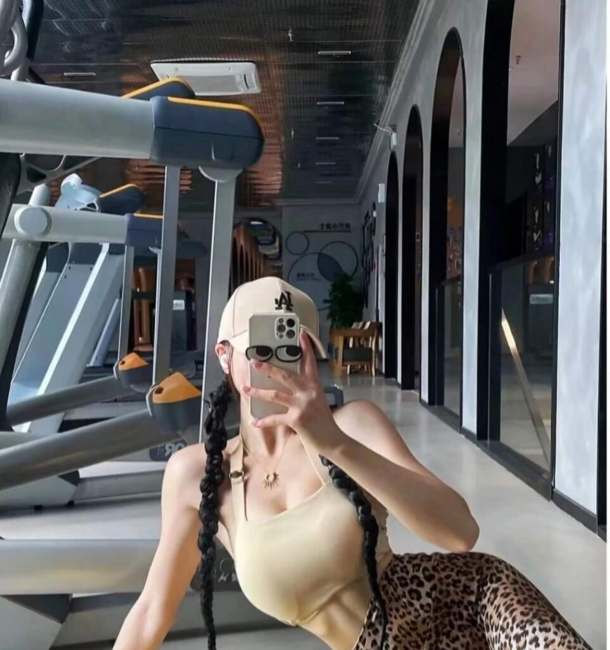 双马尾少女,八块腹肌,能打能抗,看谁敢动歪脑筋?