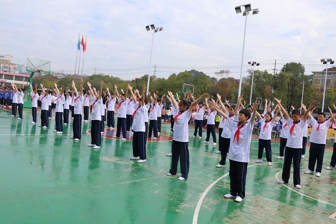 幸福在阳光体育活动中绽放———-启明中学开展广播体操及校园集体舞