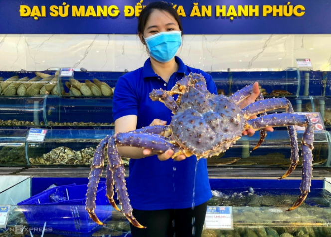 越南一海鲜公司发现蓝紫色帝王蟹,有人出价1亿越南盾,结果被卖家拒绝