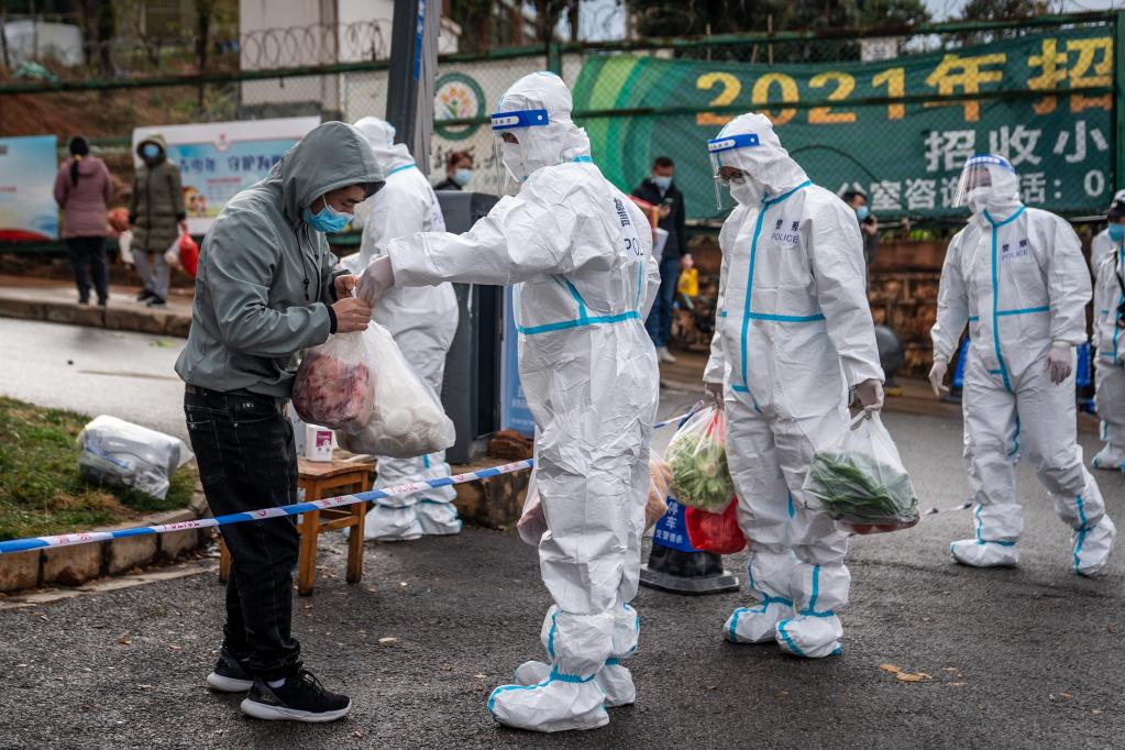 新华全媒 丨冬日里的温暖—昆明全力保障疫情封(管)控区域群众生活