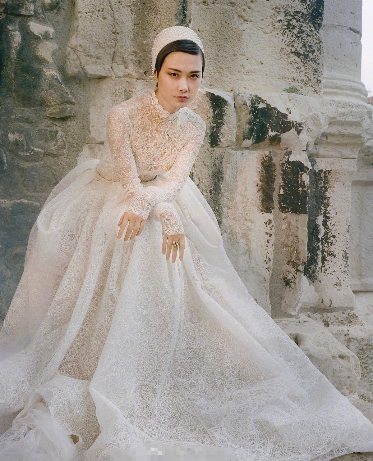 当喜爱"中性"风的李宇春穿上vera wang蕾丝礼服,网友:好美
