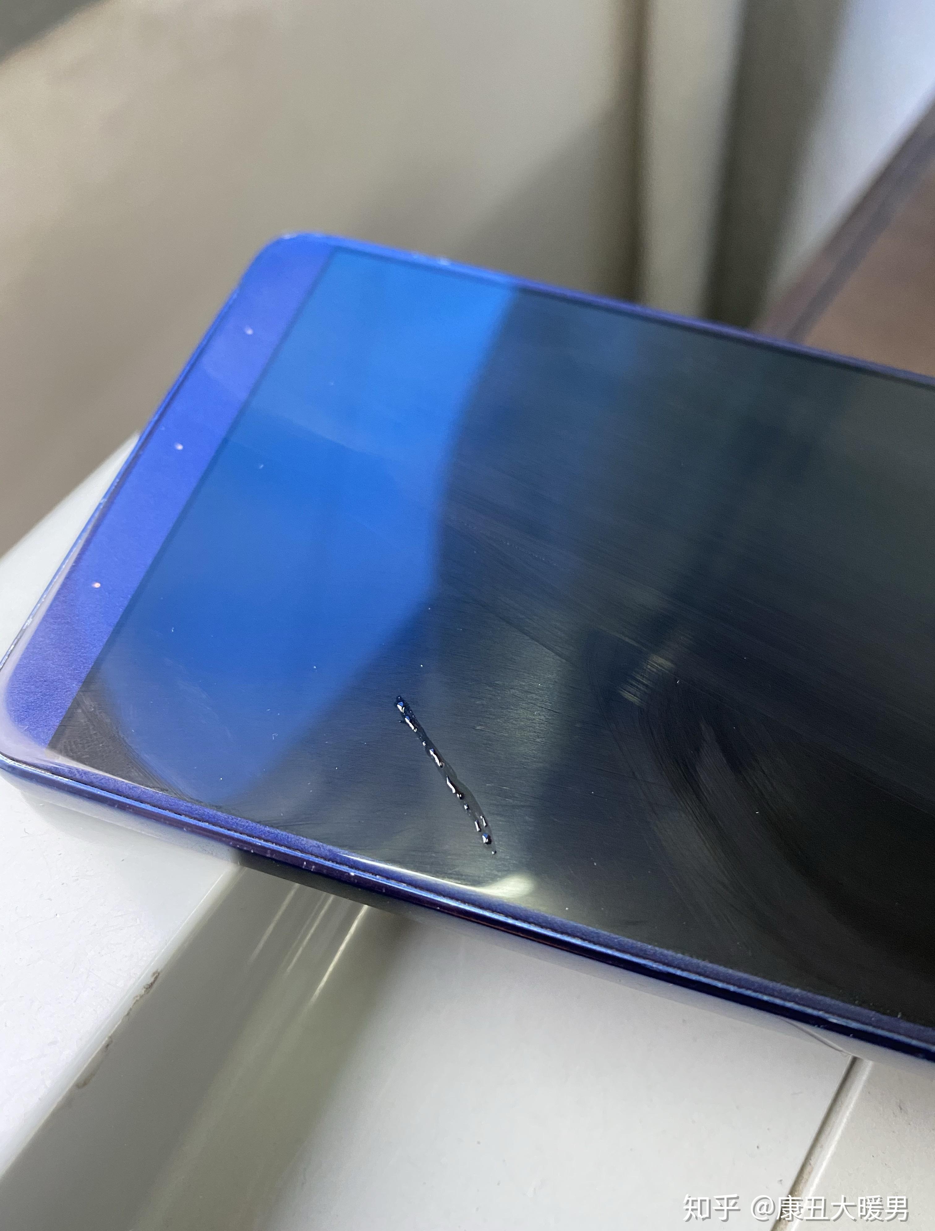 一直裸奔的手机屏幕充满了细微划痕,有什么解决办法吗?