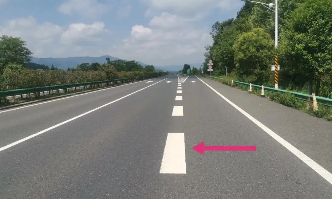 引发交通事故更不可以停车,倒车不可以压线或者越线行驶作为禁止标线