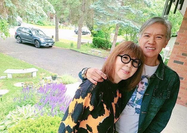 知名歌星杜丽莎移居国外,带着洋人老公住在别墅里