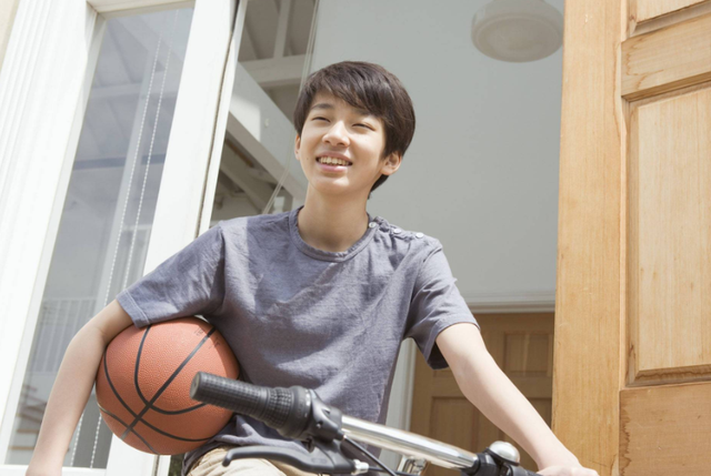 家有儿子的,若能提前了解他的5个成长阶段,养男孩也没那么难!