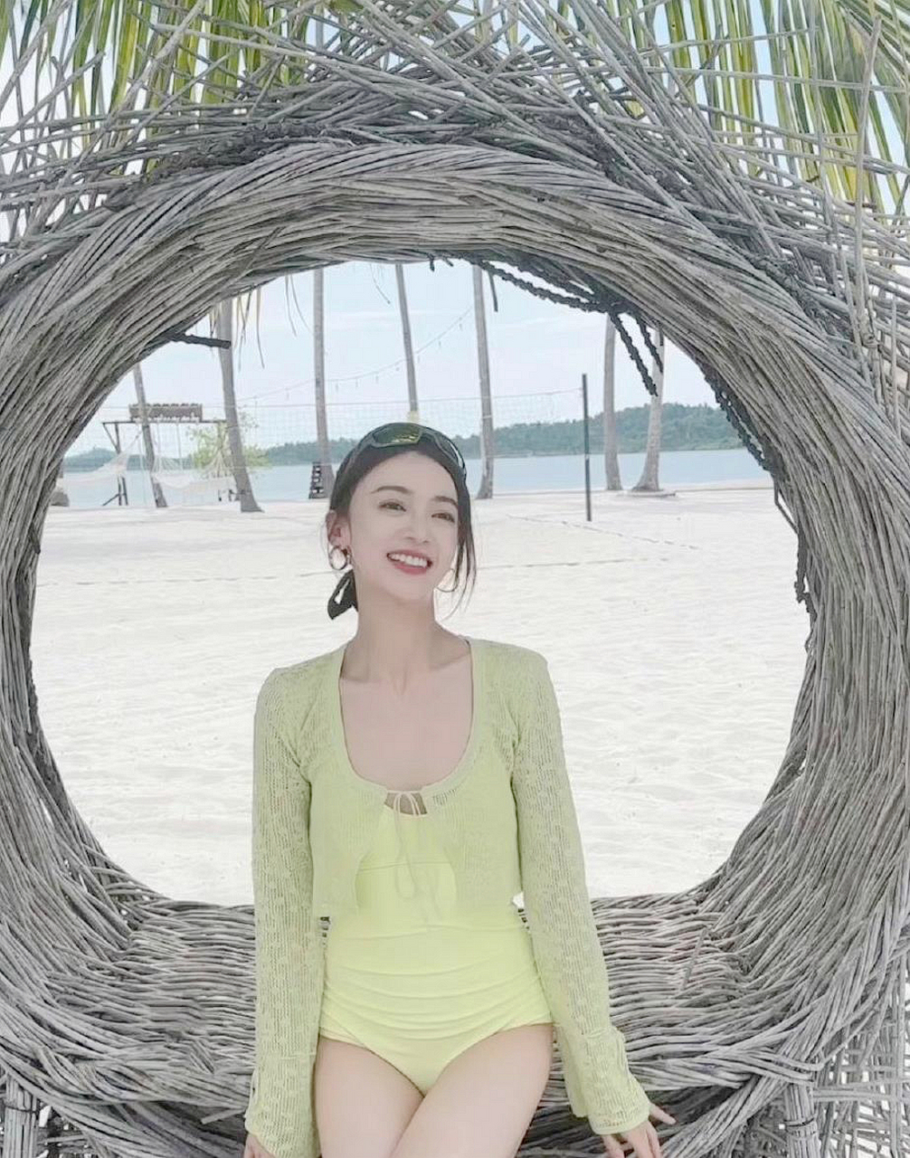32岁的吴谨言身穿绿色连体泳衣,晒出一张度假照.