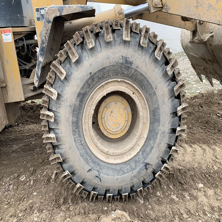 履带式轮胎保护链 装在轮胎上的履带