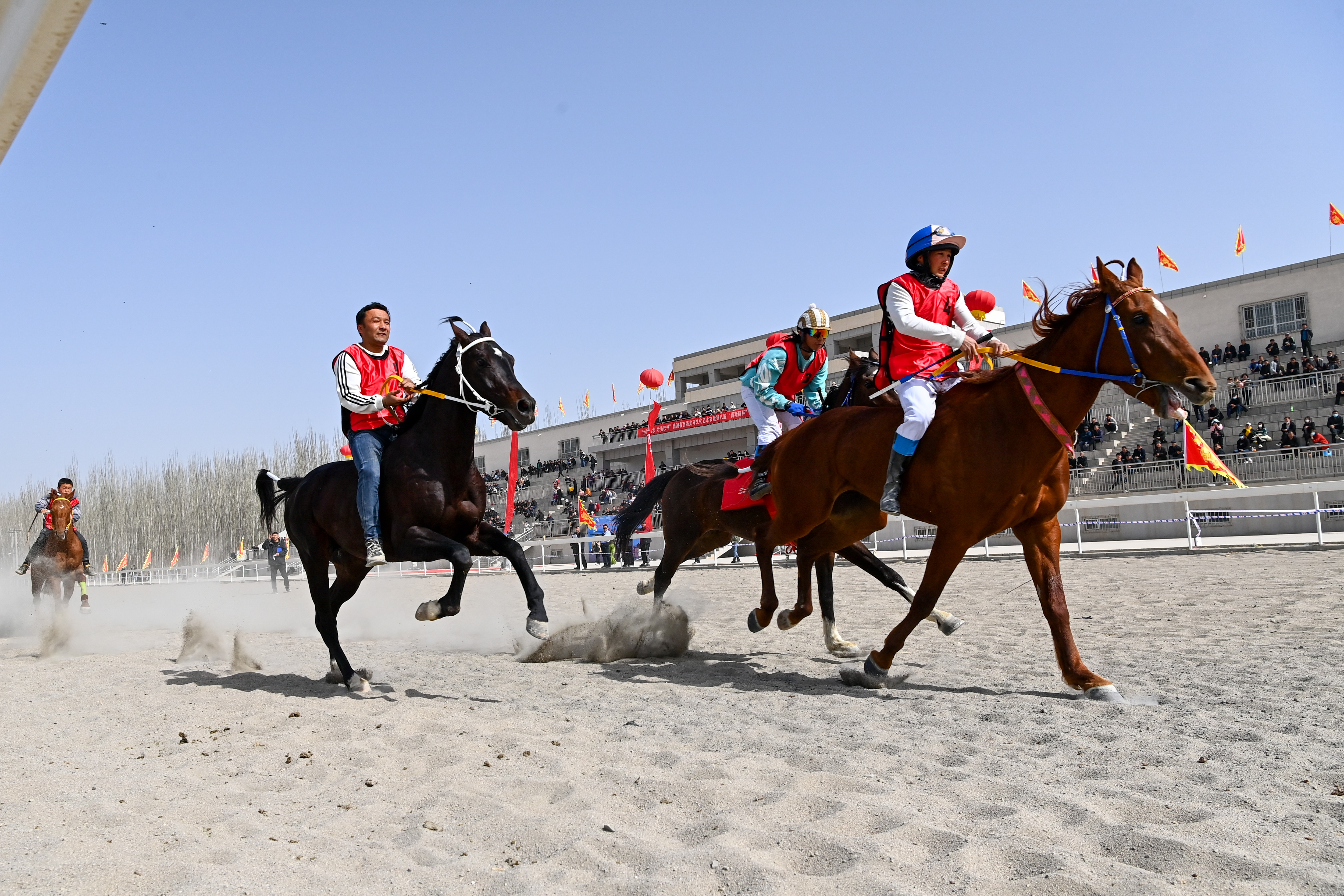 民族体育——第八届"博斯腾杯"赛马大会开赛