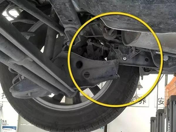 首先,确实有一批速腾车型因为后扭力梁悬挂设计可能存在断裂风险,但这