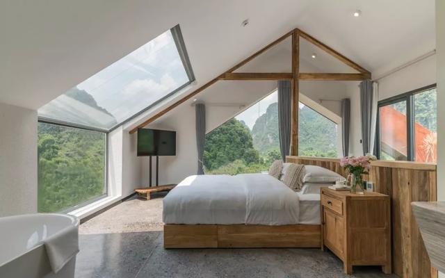 阳朔遇龙河畔的白色漂亮玻璃盒子民宿!星空天窗,屋顶水景丨溯舍