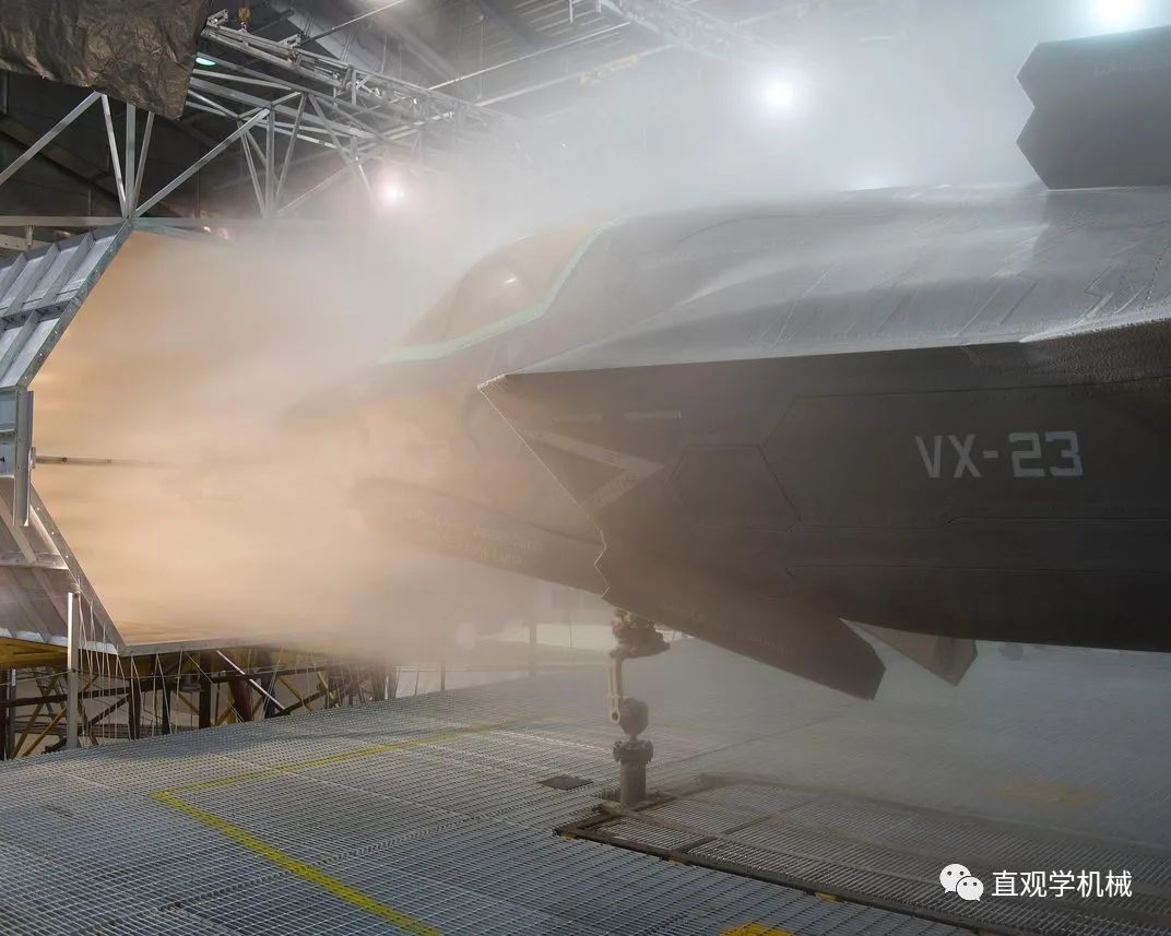 f-35b战斗机在暴风雪中冻成冰棍