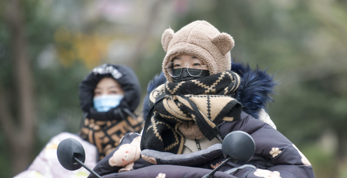 寒潮下泉城市民裹成"粽子"出行