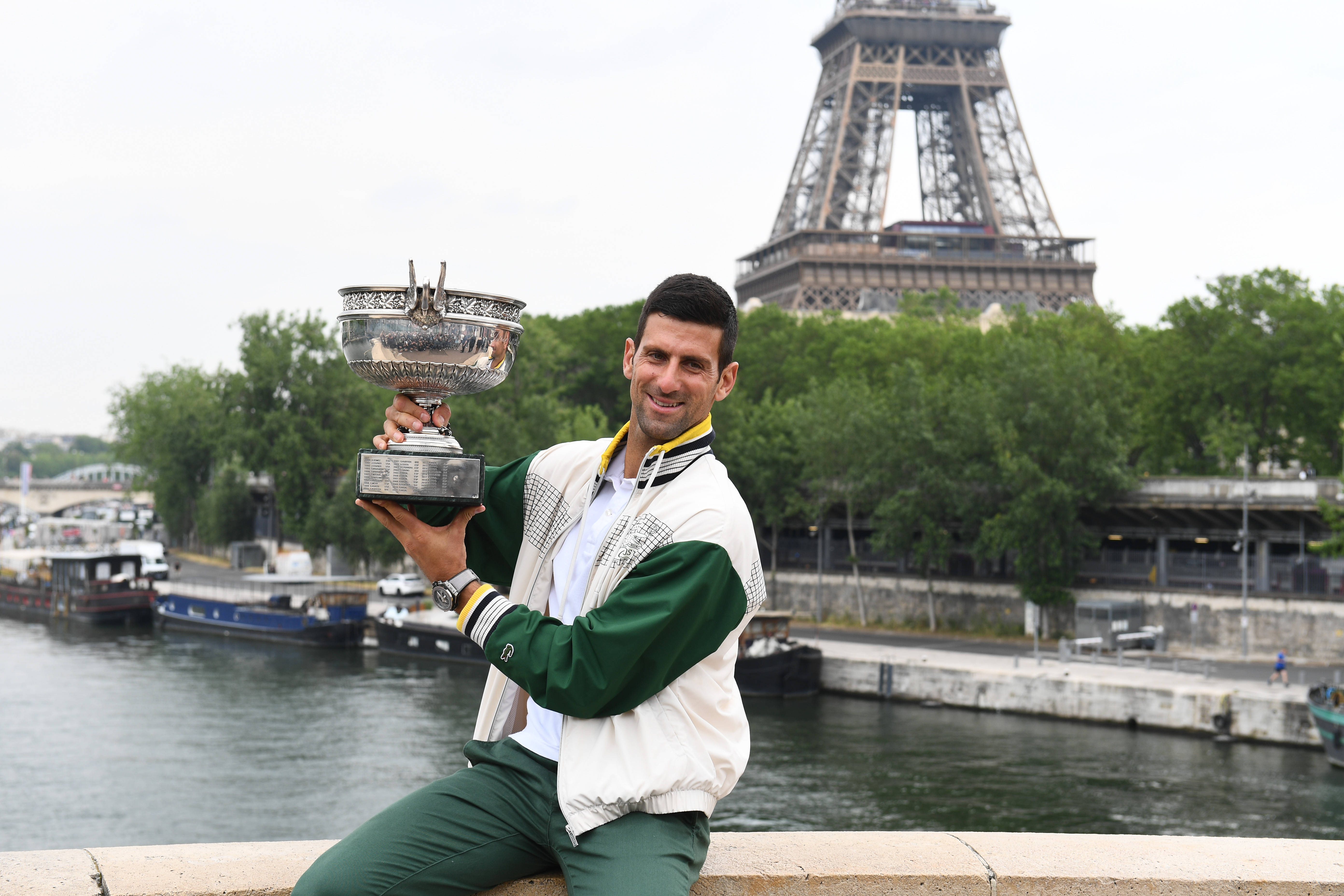 网球——法网:焦科维奇展示男单冠军奖杯(2)