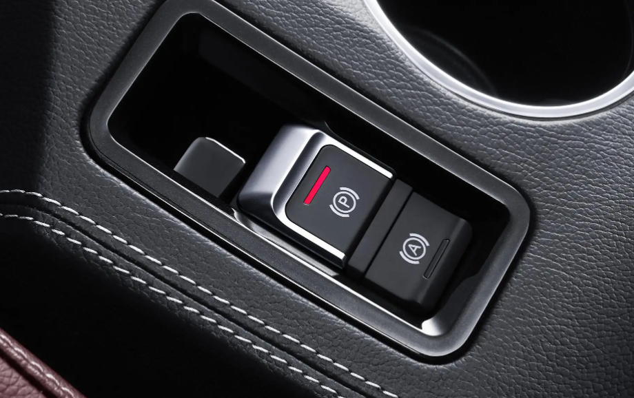 奔驰的手刹在哪里,怎么按?