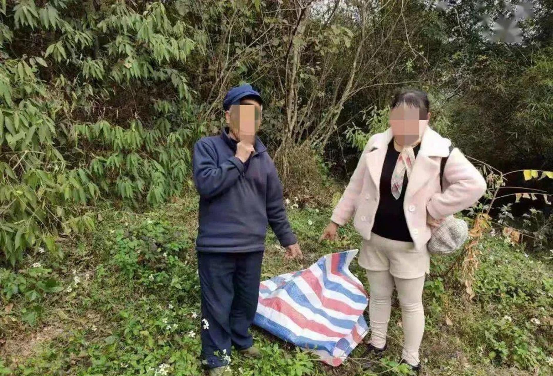 早晨刷到一则新闻,一个50岁大妈在小树林深处的草丛里进行性交易时