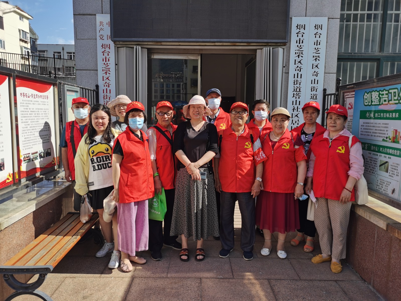 奇山街道塔山社区:地毯式开展楼道小棚卫生大整治