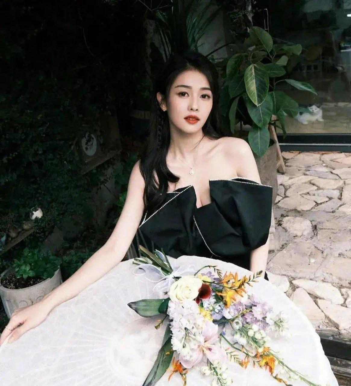 白鹿icon写真美照,照片中的她身穿黑色抹胸蝴蝶结礼服,气质优雅大方