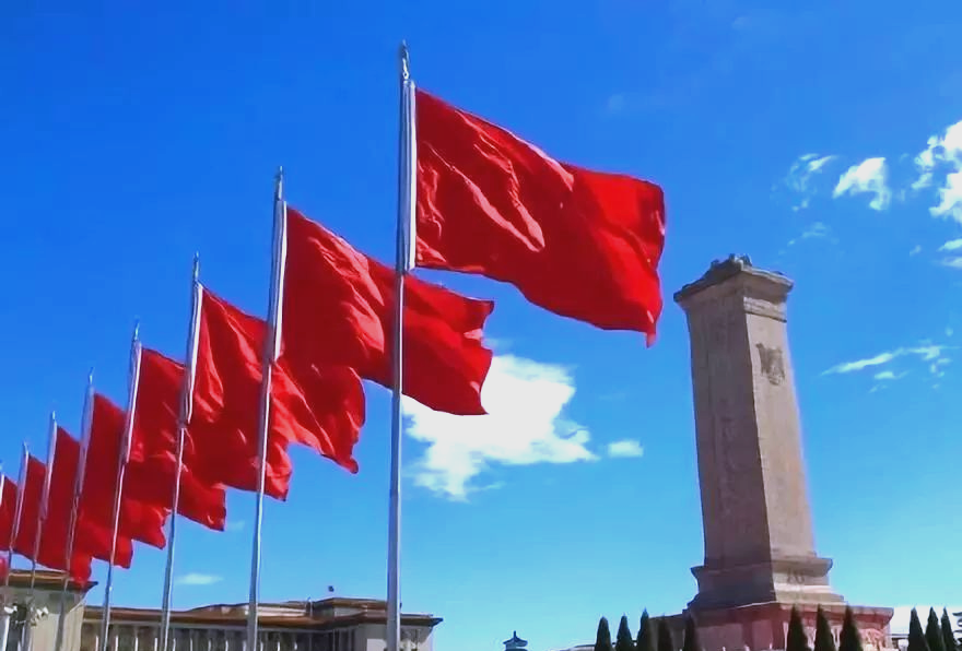 孩子,红色究竟意味着什么呢?它象征着天空中飘扬的五星红旗,代表着鲜