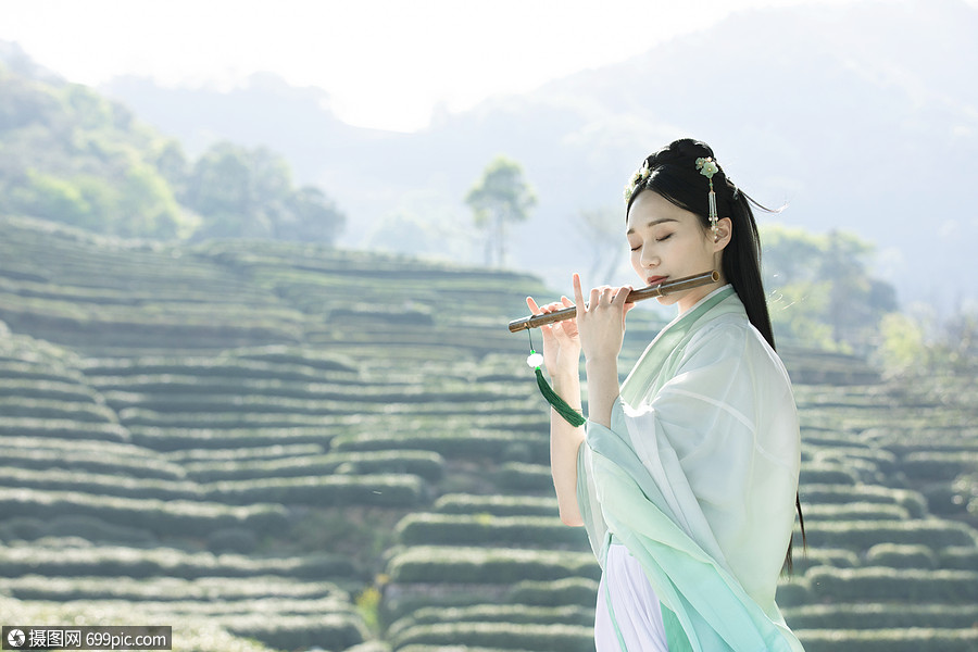 古风女子吹笛子图片图片