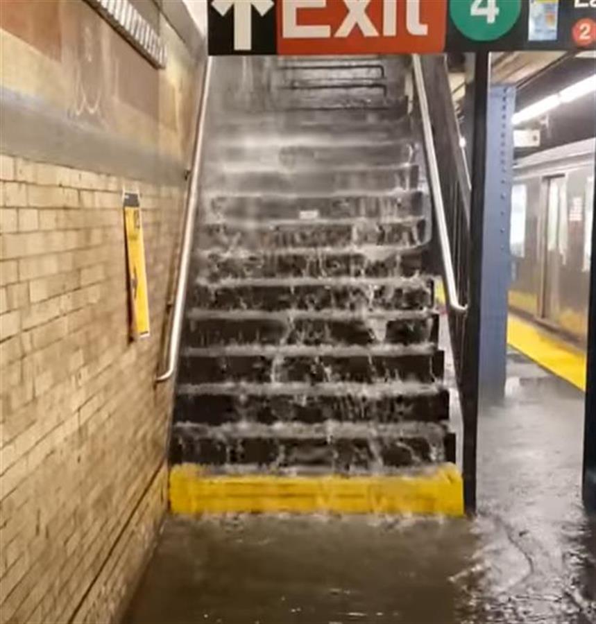纽约地铁站被暴雨淹没,市民愤怒:坐个地铁得带救生艇!