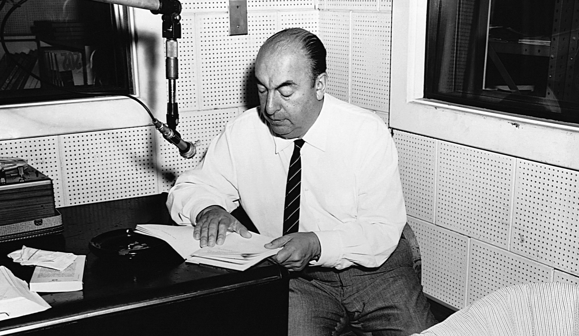 巴勃罗·聂鲁达:我知道半数的生灵就是这样躲躲藏藏地活着|一诗一会