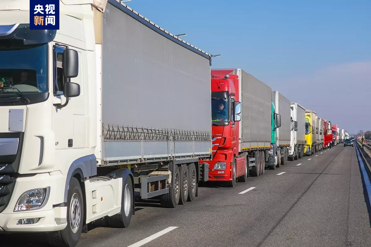 约2000辆货车在白俄罗斯边境排队等待入境欧盟