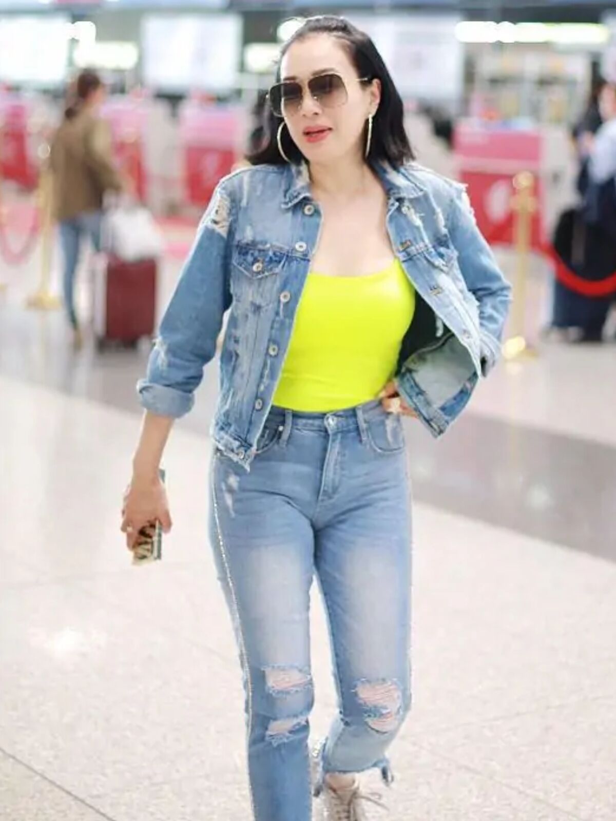 钟丽缇真时髦,穿紧身牛仔裤走机场,俏皮魅力藏不住