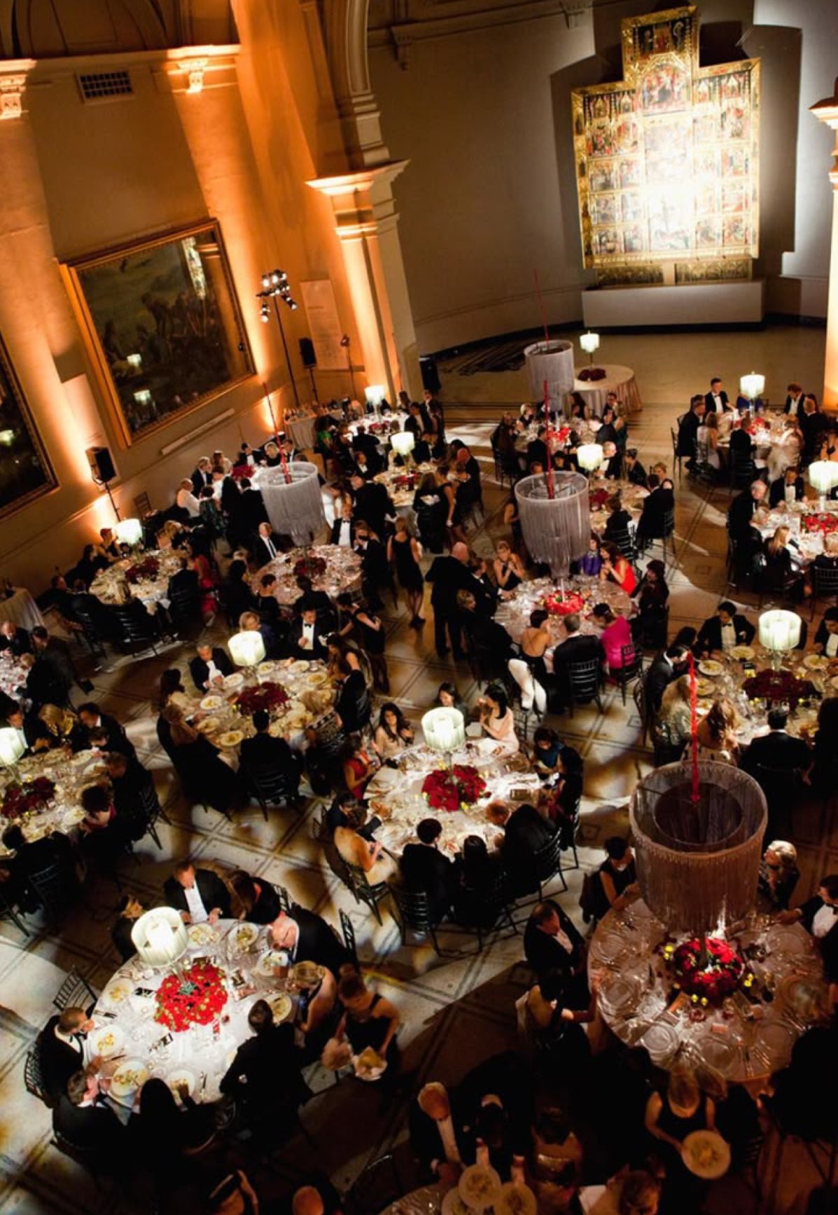 川普币圈晚宴:百名抗议者,川普来去匆匆,"榜一大哥"孙宇晨风头出尽