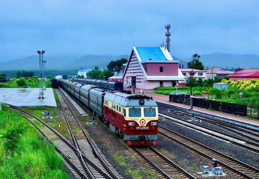 东方红站新站迎来首个暑运