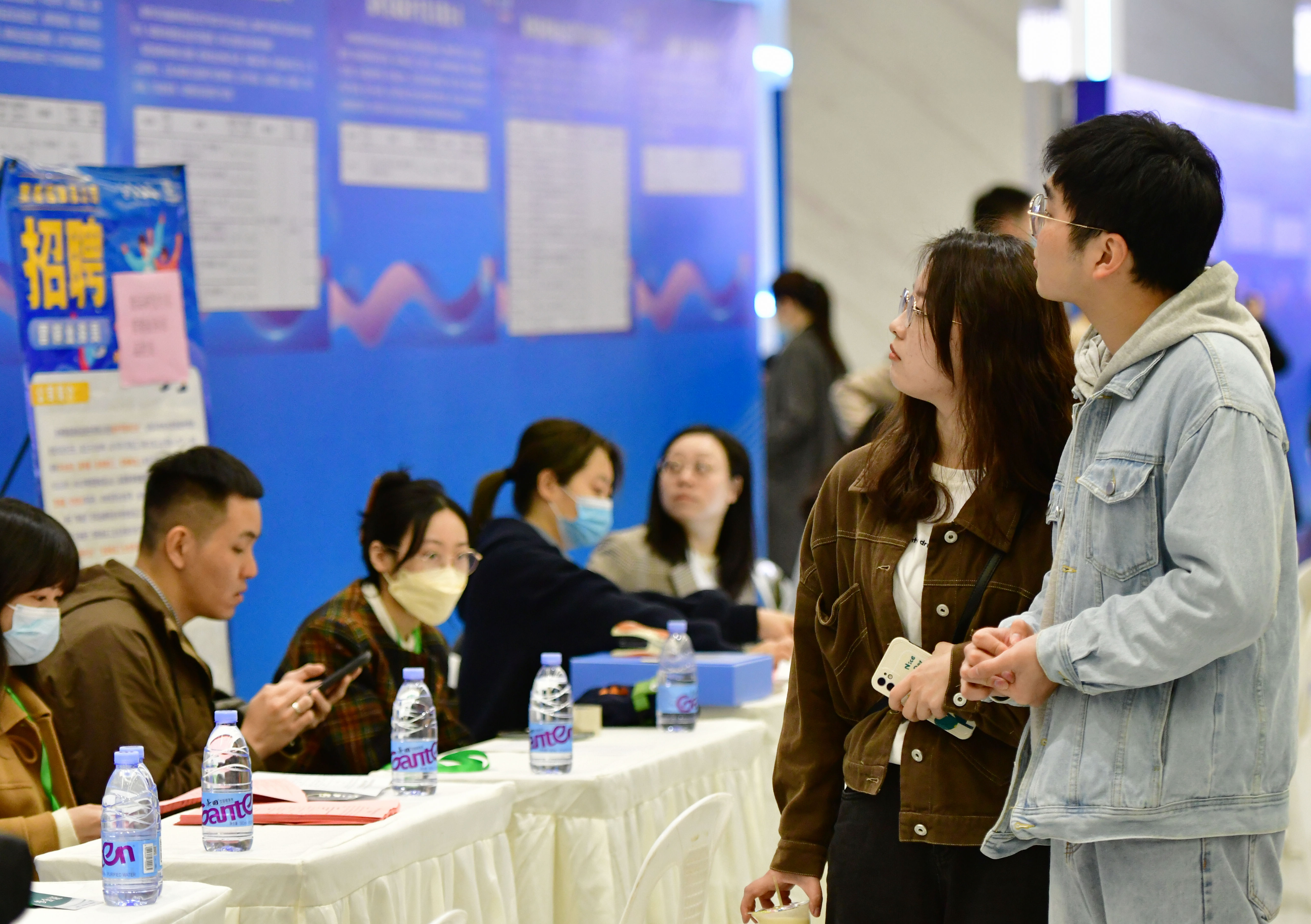 (社会)福建:百家企业千余岗位 国企专场招聘会开幕