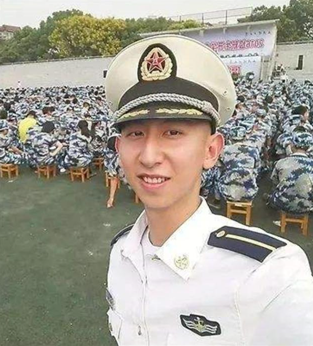 01年飞行员王伟事件:33岁少校对抗美军牺牲,81192响彻云霄