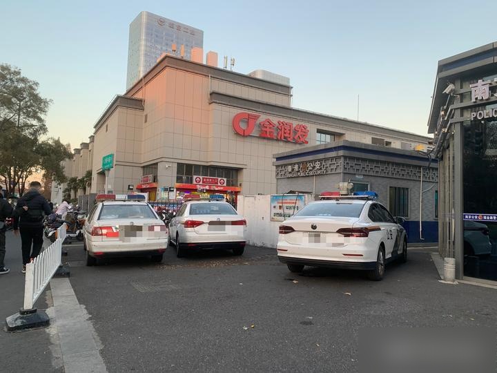 街头目睹了三辆并排的警车,其中包括了老款的桑塔纳以及新旧两款朗逸