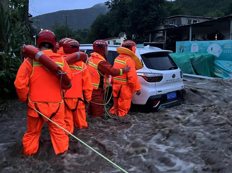 24小時接警156起其中69起為防汛警情 北京消防高等級戰備做好雨天搶險