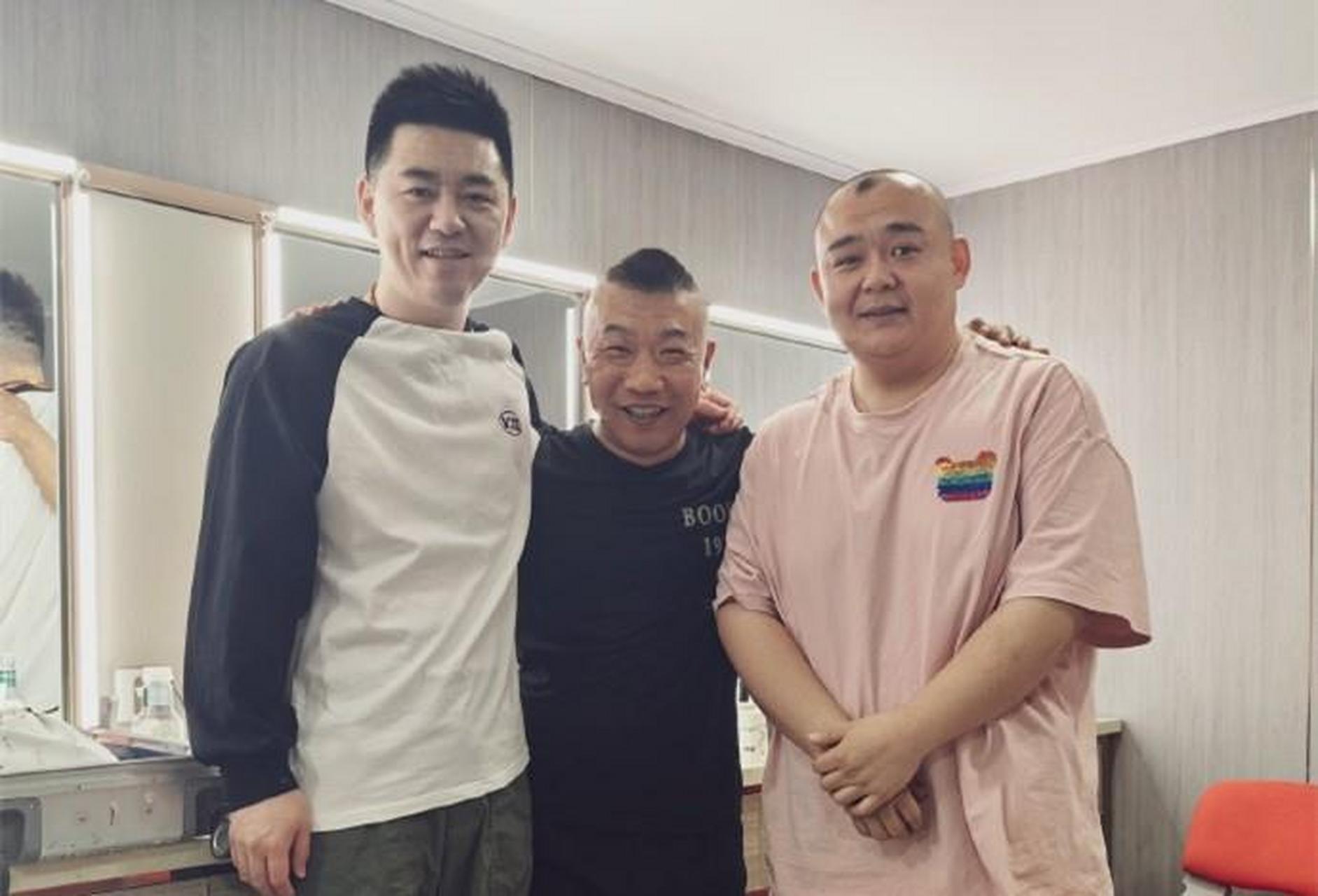 师弟在上海举办专场,师哥到后台探望,德云社师兄弟相亲相爱的一幕,令