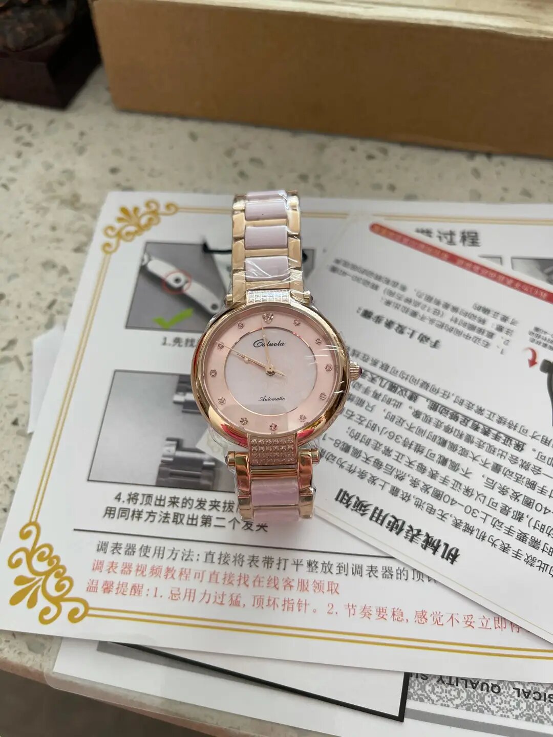 卡罗莱浪漫花印表盘机械表:品味浪漫的华贵大气之选