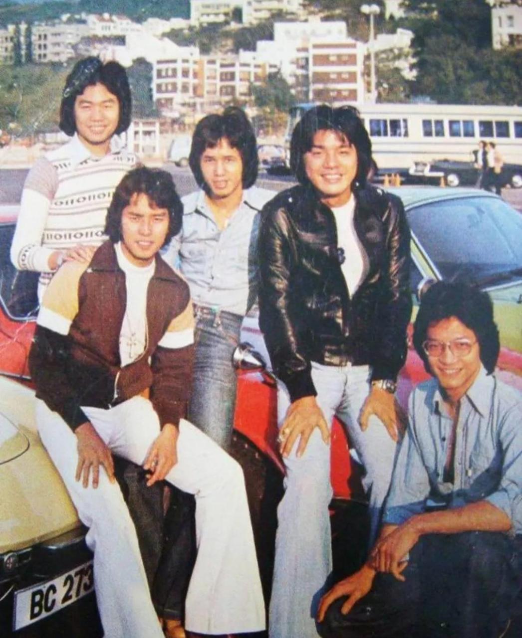 这是香港非常著名的温拿五虎乐队,前面三个人是谭咏麟,钟镇涛,陈友