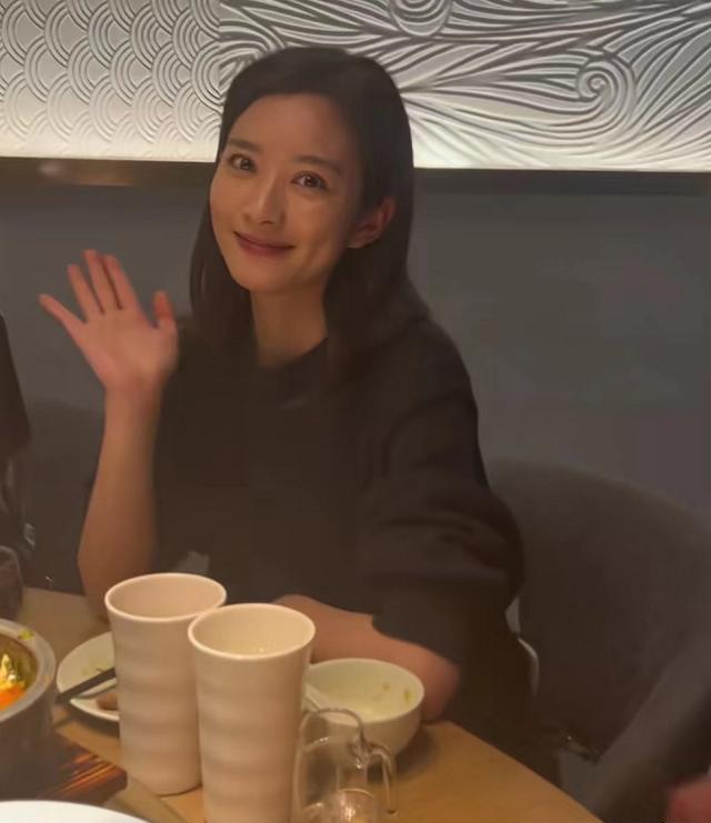 很多戏骨喝茅台聚会!巫刚喝到脸红很尽兴,郝平携美貌妻子现身