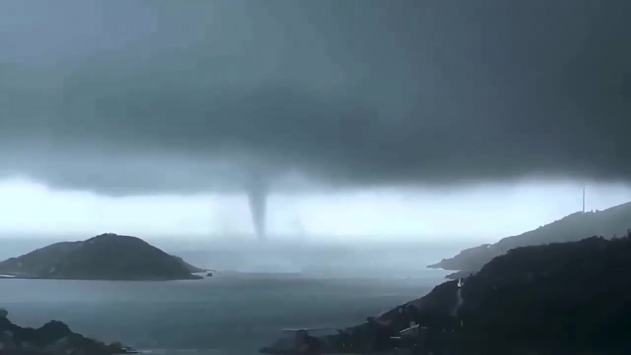 广东汕头海面出现龙吸水