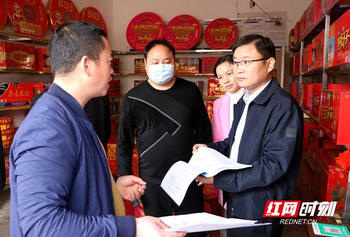 新田县委副书记易先平带队开展春节前走访慰问和安全生产检查活动