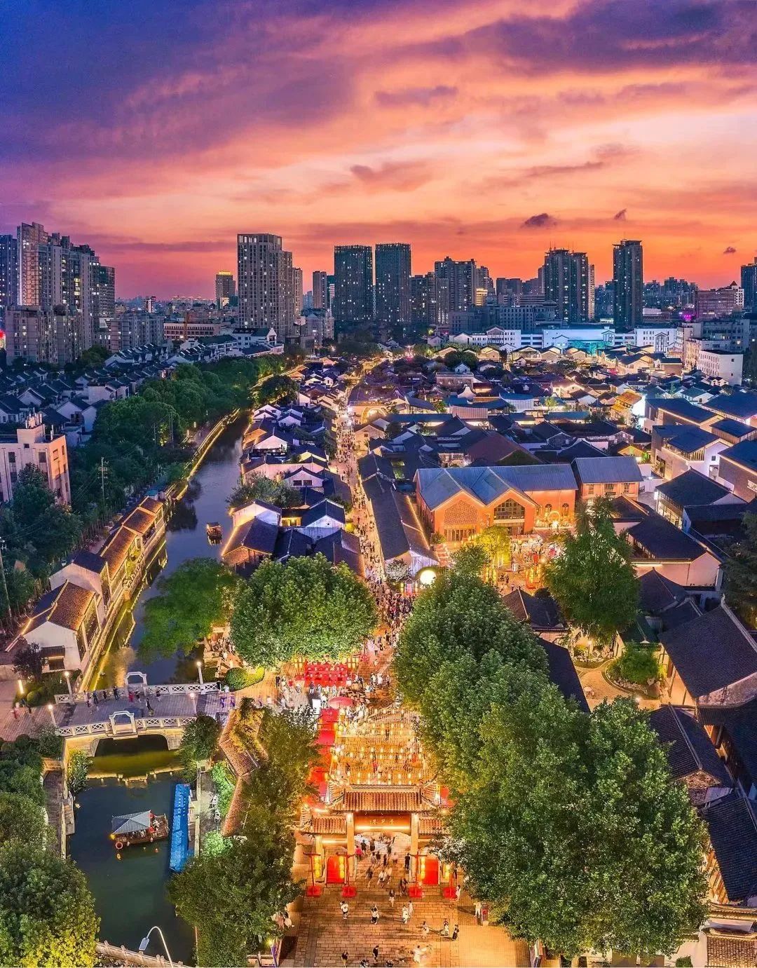 青果巷夜景 姚建国摄时光流逝,常州在崇实创新中培养出众多优秀儿女