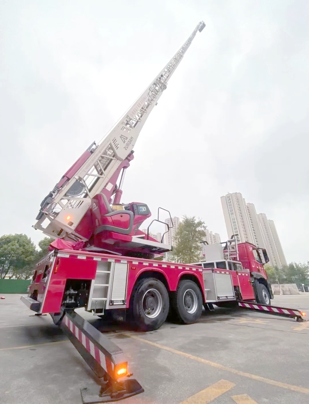 南浔消防新云梯车亮相,助力高层建筑救援