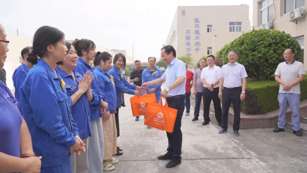 刘晓明,杨健桃带队开展送清凉慰问活动