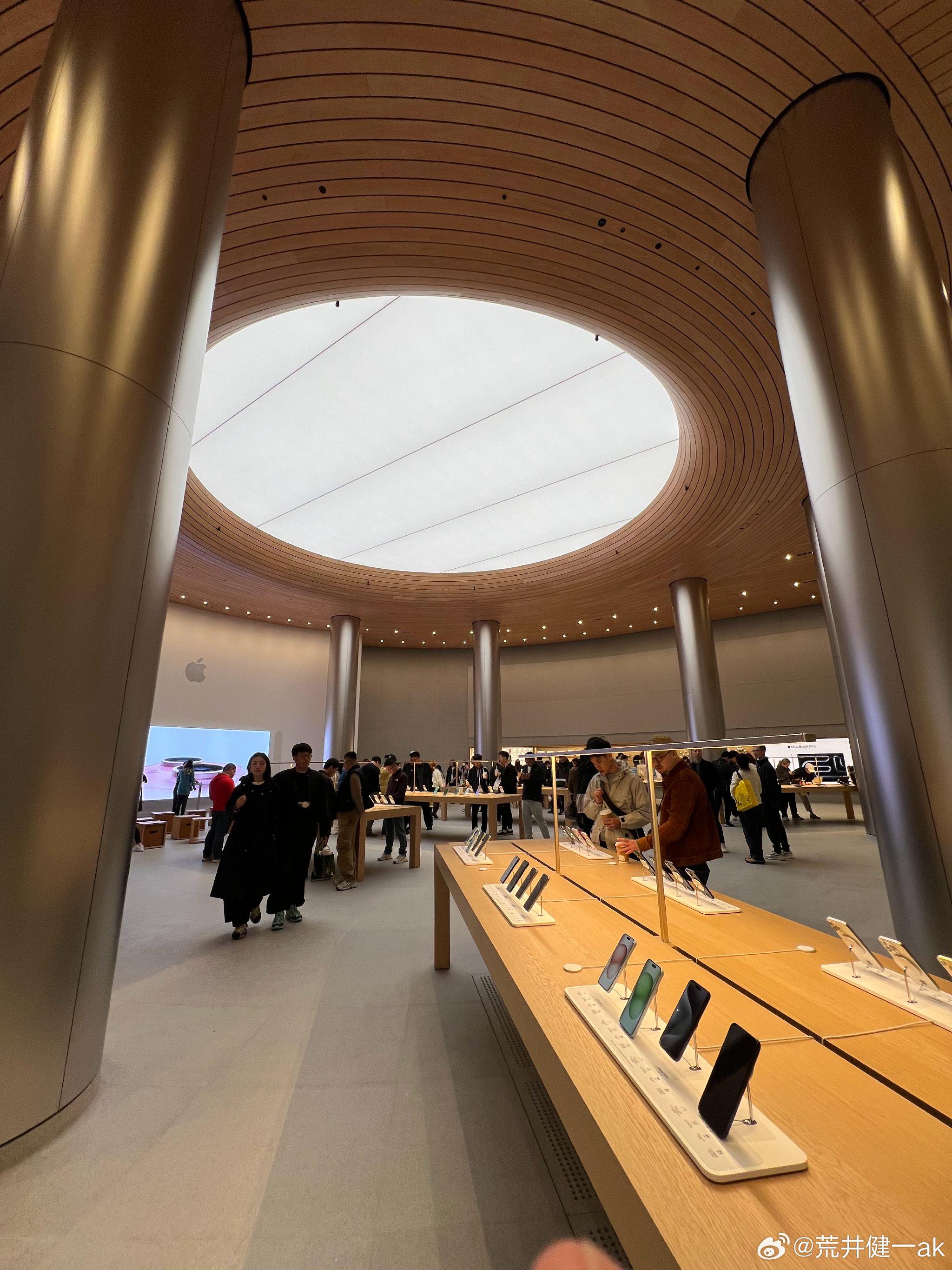 亚洲最大,apple store苹果专卖店上海静安寺店,像是个地下宫殿一样