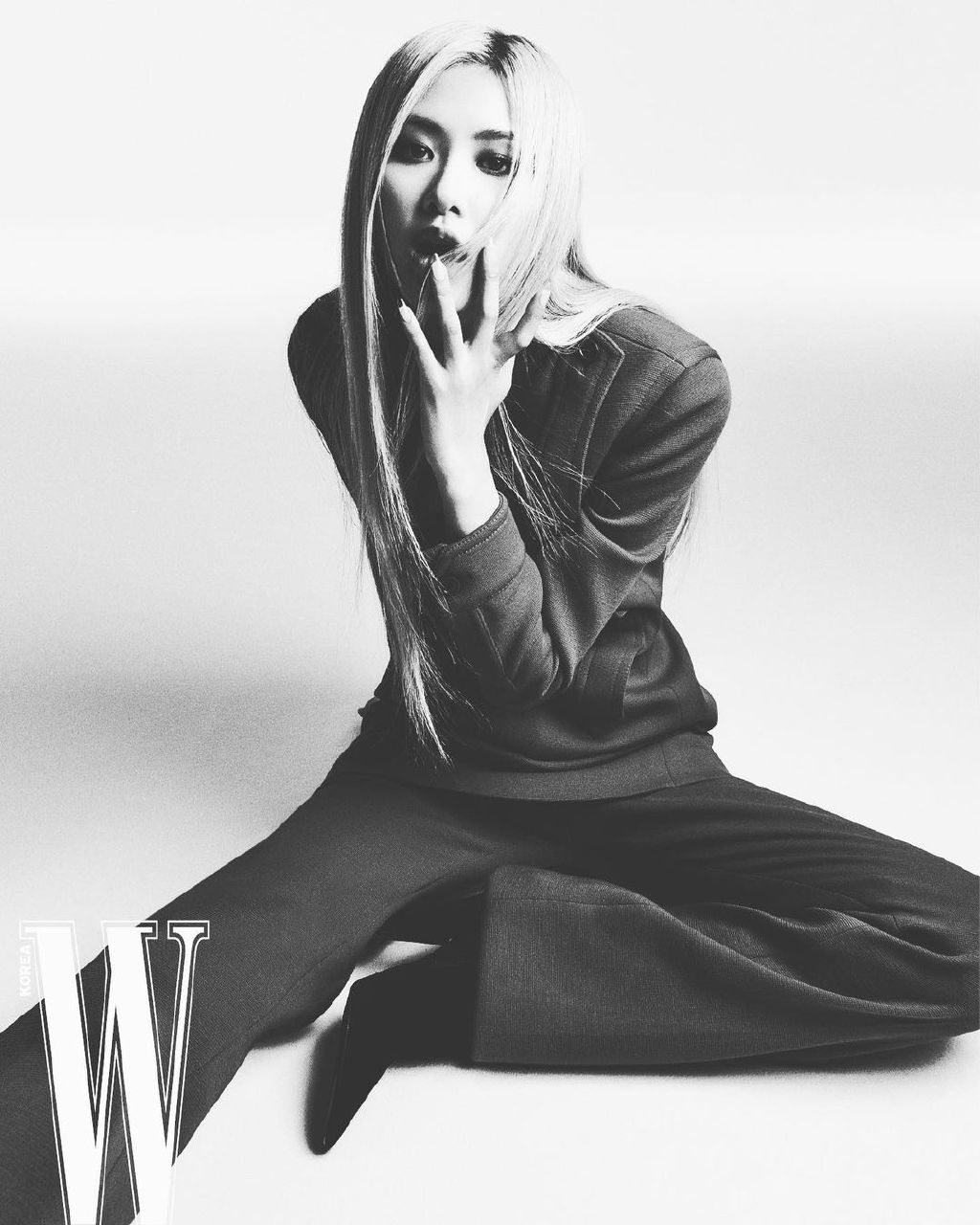 ros《w korea》5月刊画报内页公开,穿破黑白的能量