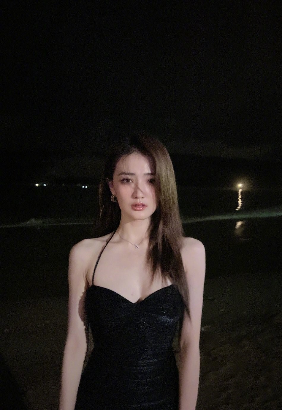 徐璐夜色海景大片释出,着黑色吊带裙长发披肩氛围感十足