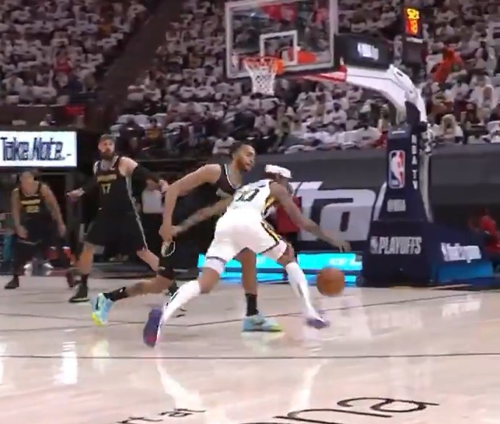 人慢手快!大锤安德森掏口袋抢断克拉克森 助莫兰特反击上篮